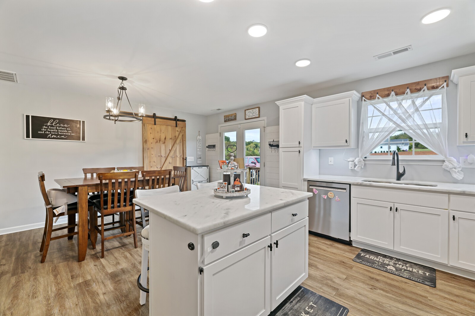890 W Main St