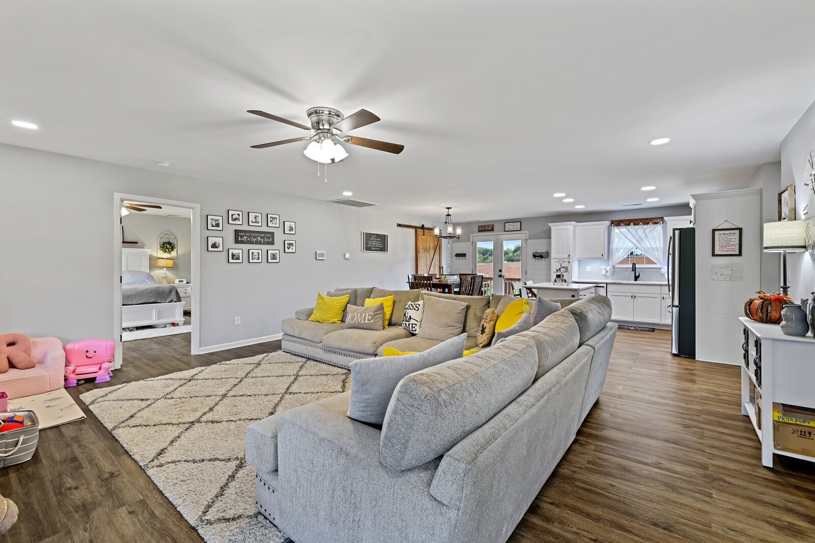 890 W Main St