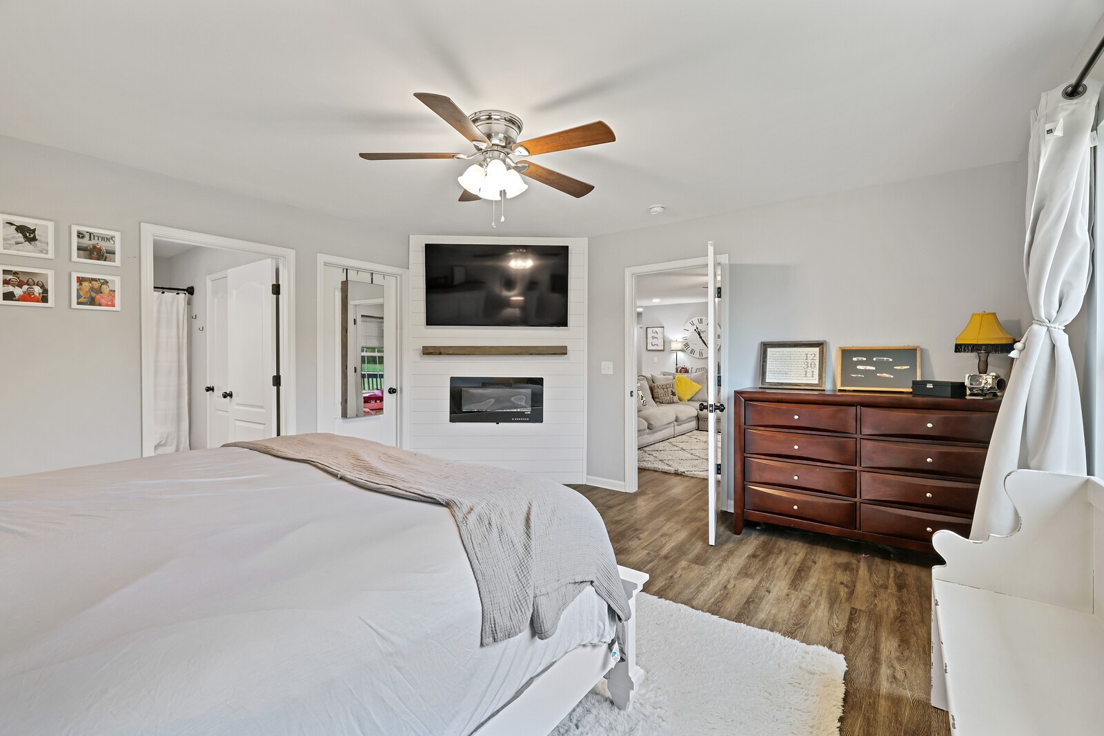 890 W Main St