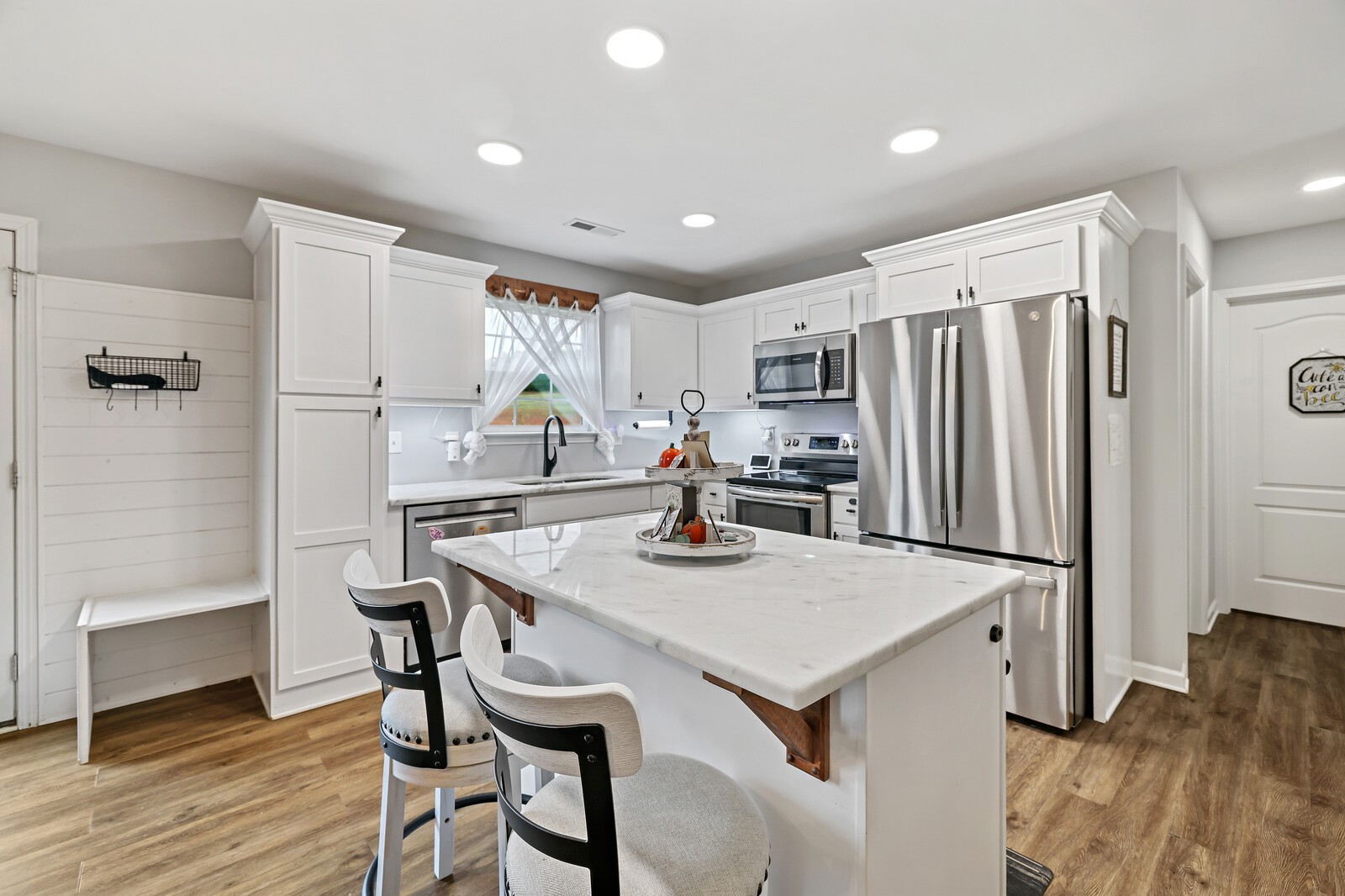890 W Main St