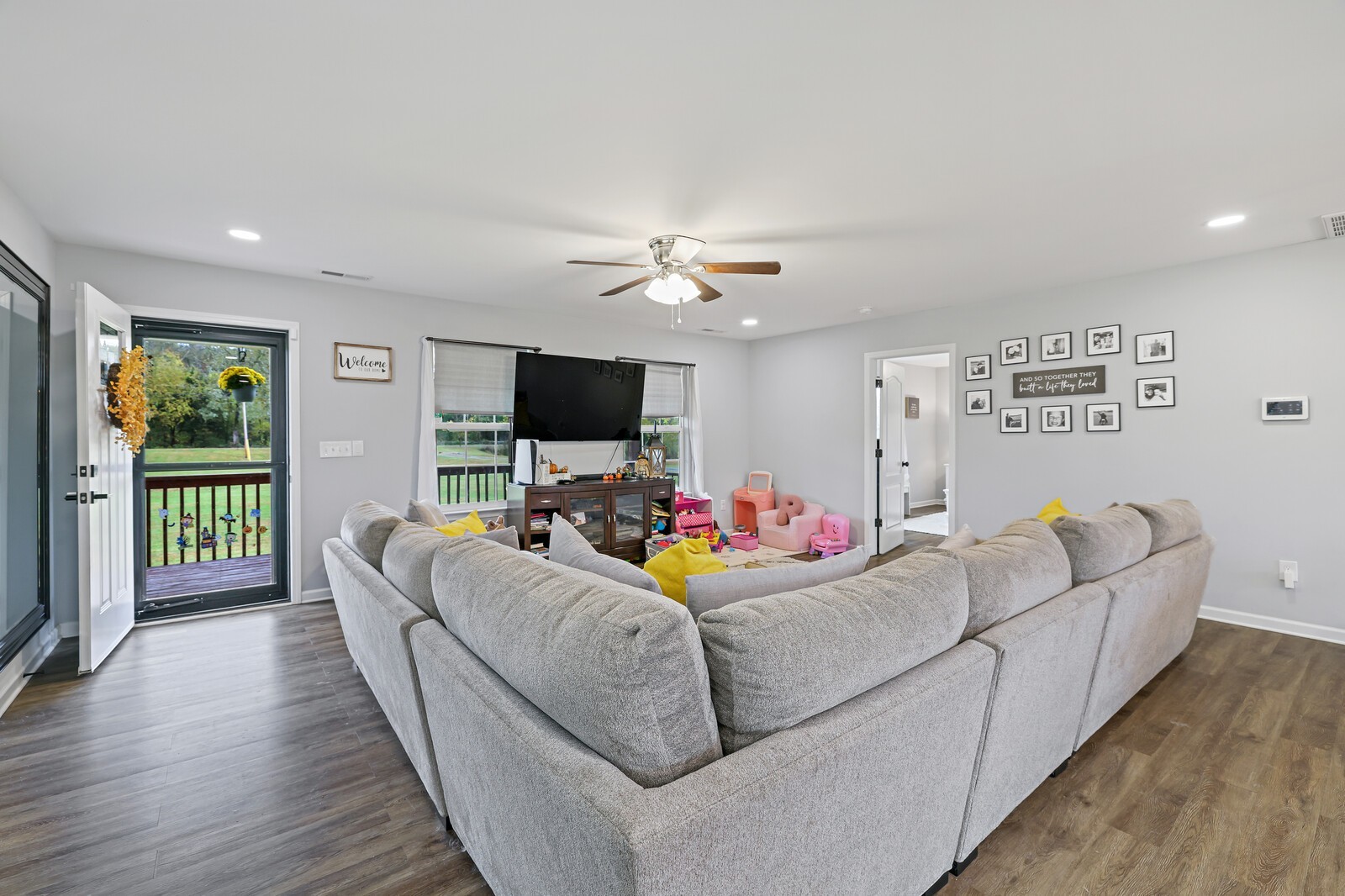 890 W Main St