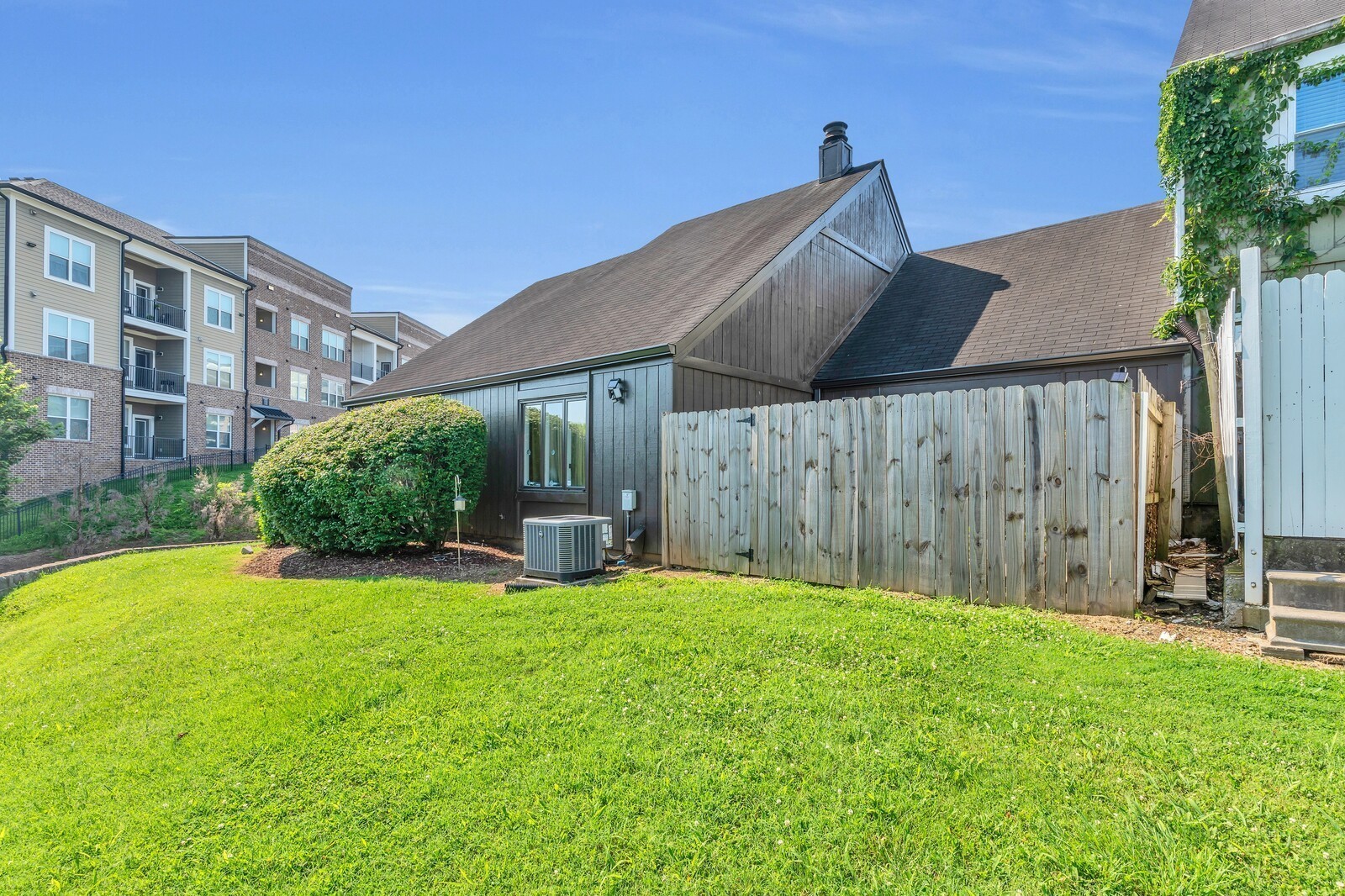 210 Raintree Dr