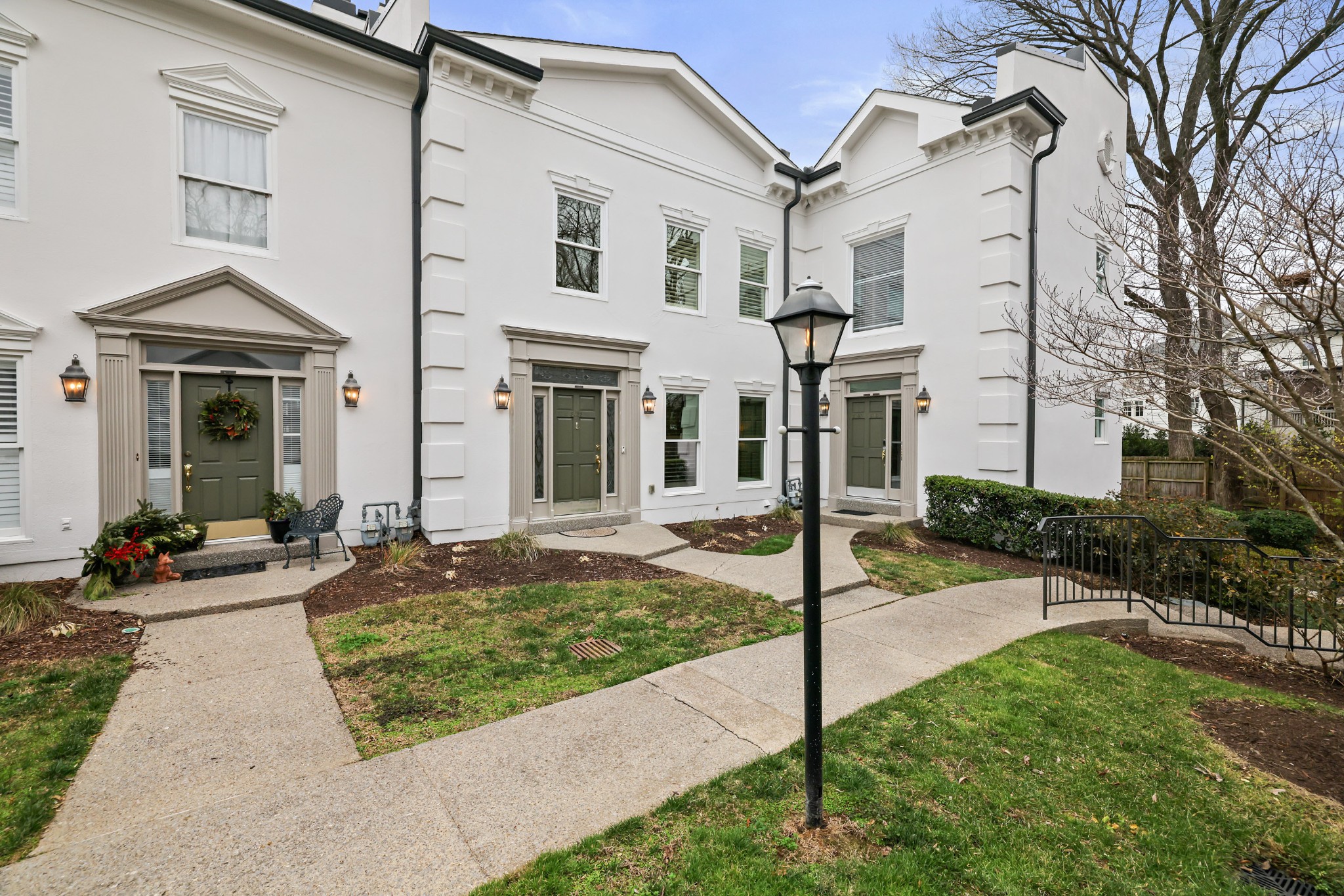 3033 Woodlawn Dr