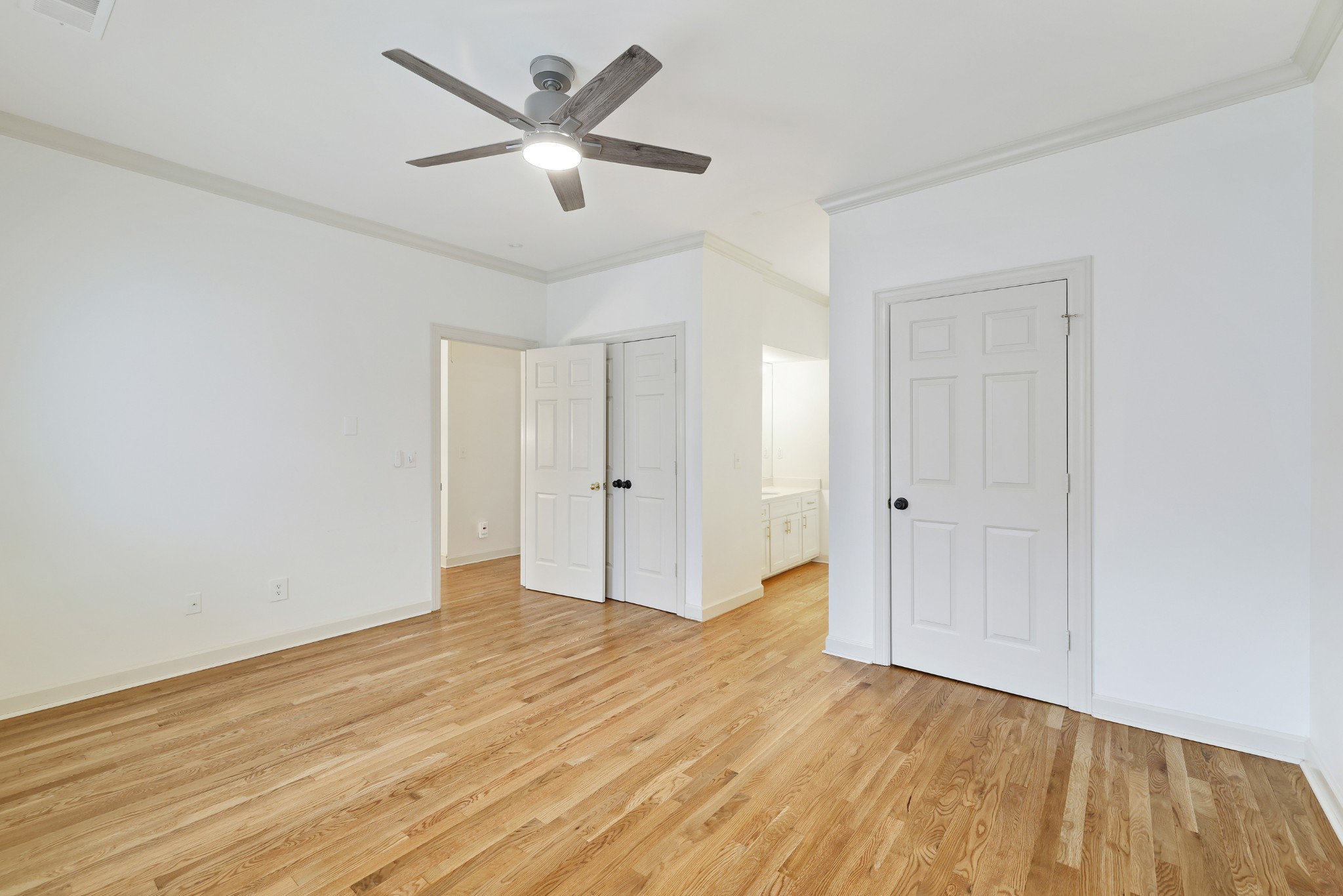 3033 Woodlawn Dr