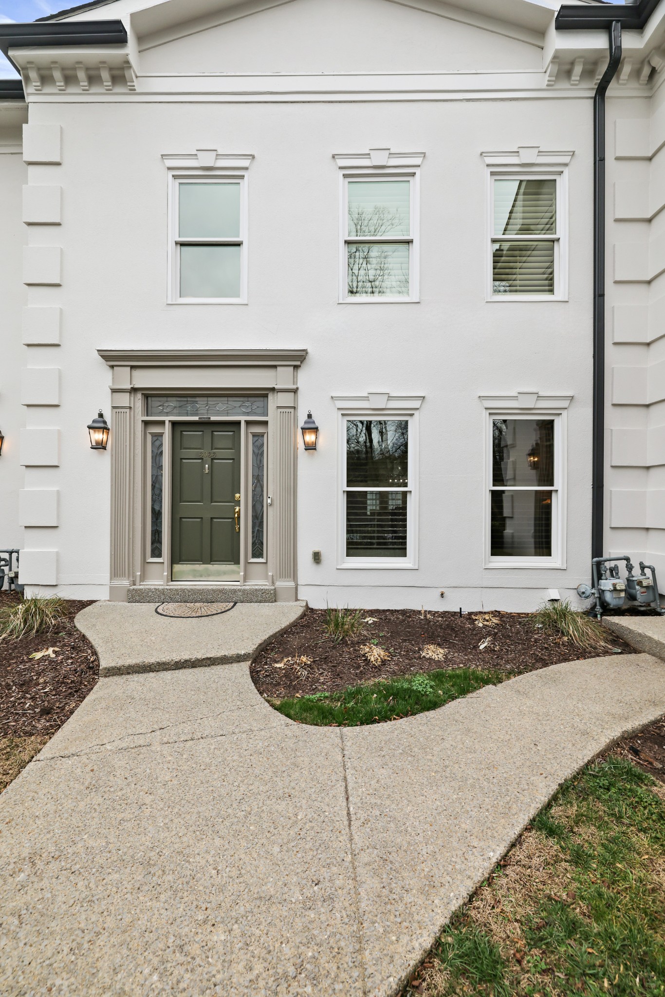 3033 Woodlawn Dr