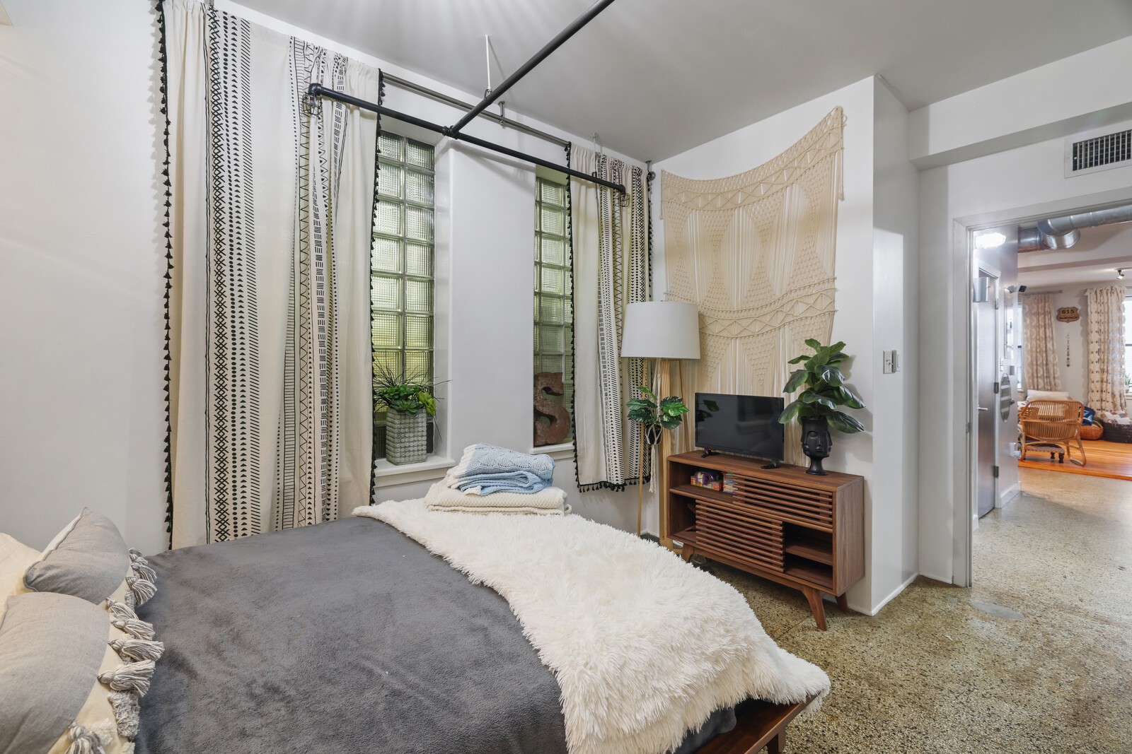 700 Church St Unit: 207