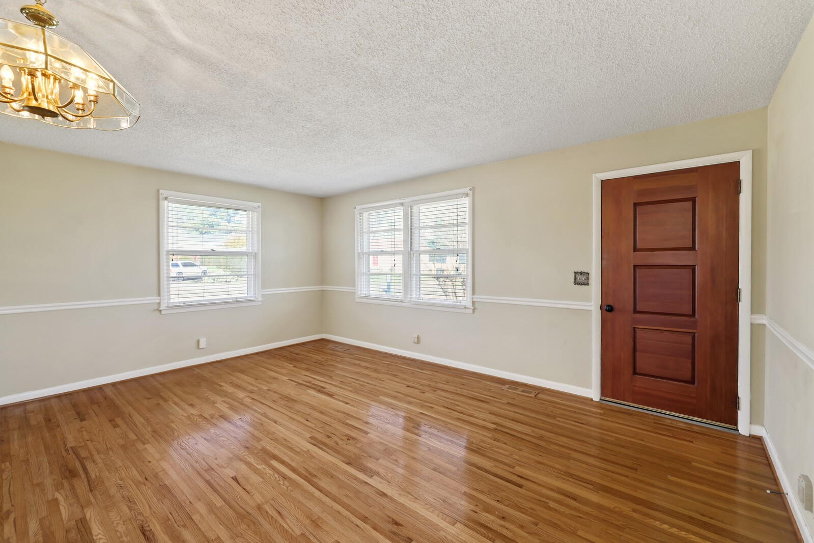 363 Leo Ln