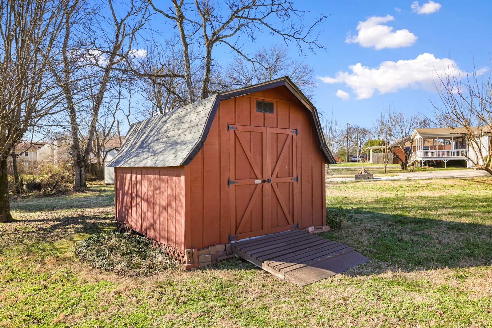 363 Leo Ln
