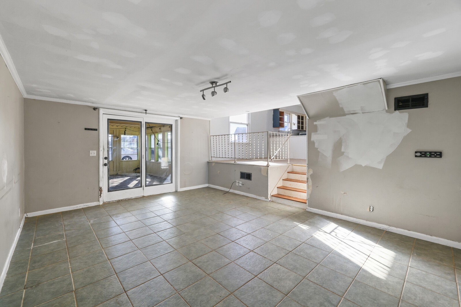 110 Lake Point Dr