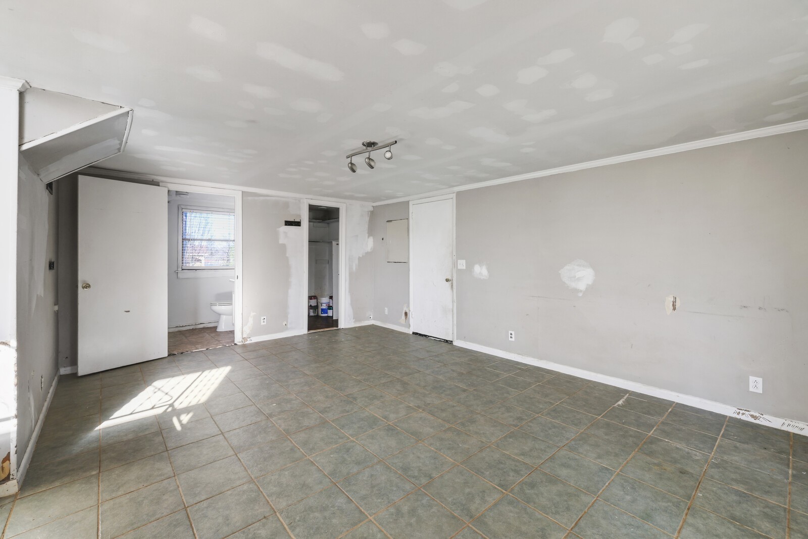 110 Lake Point Dr