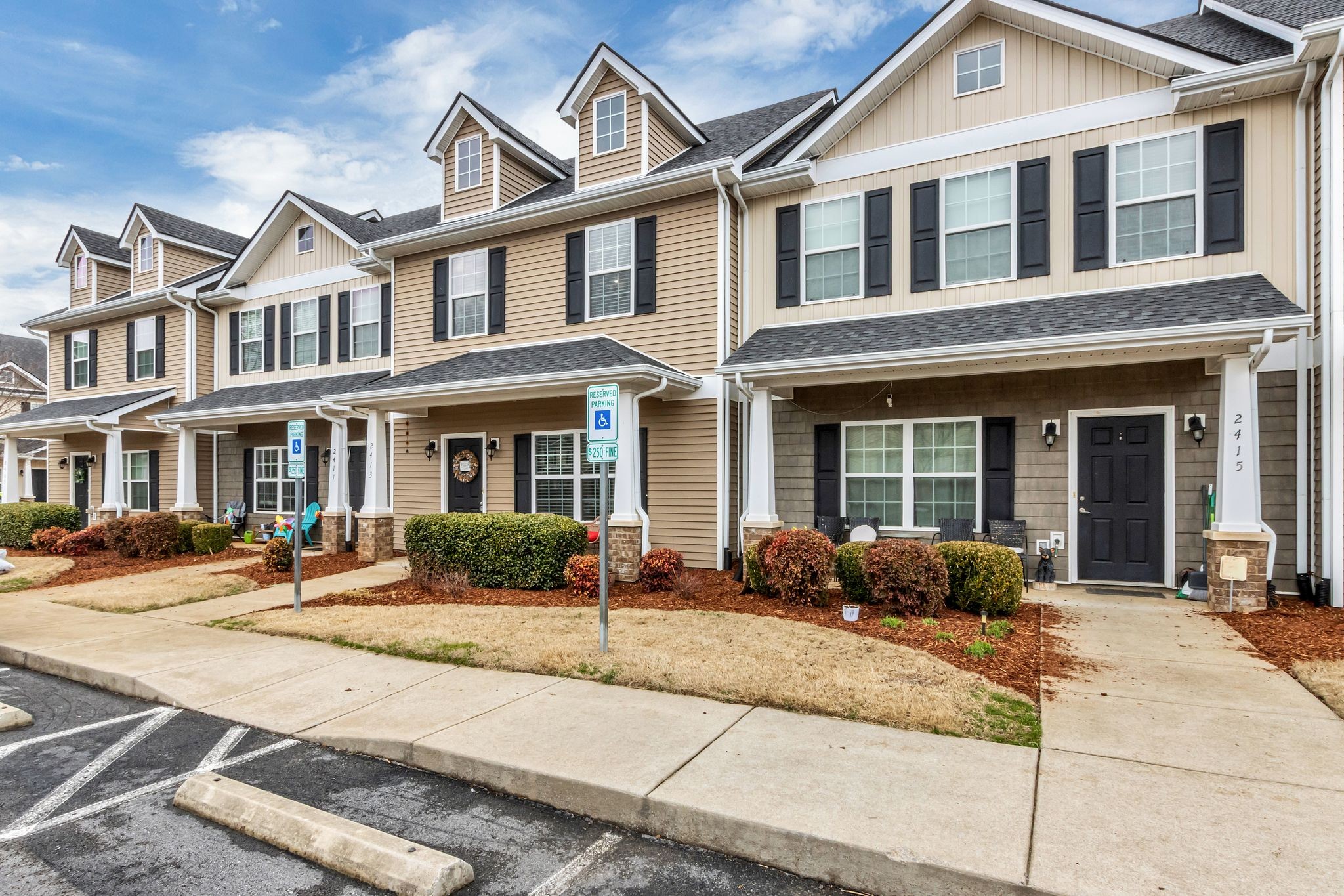 2413 New Holland Cir