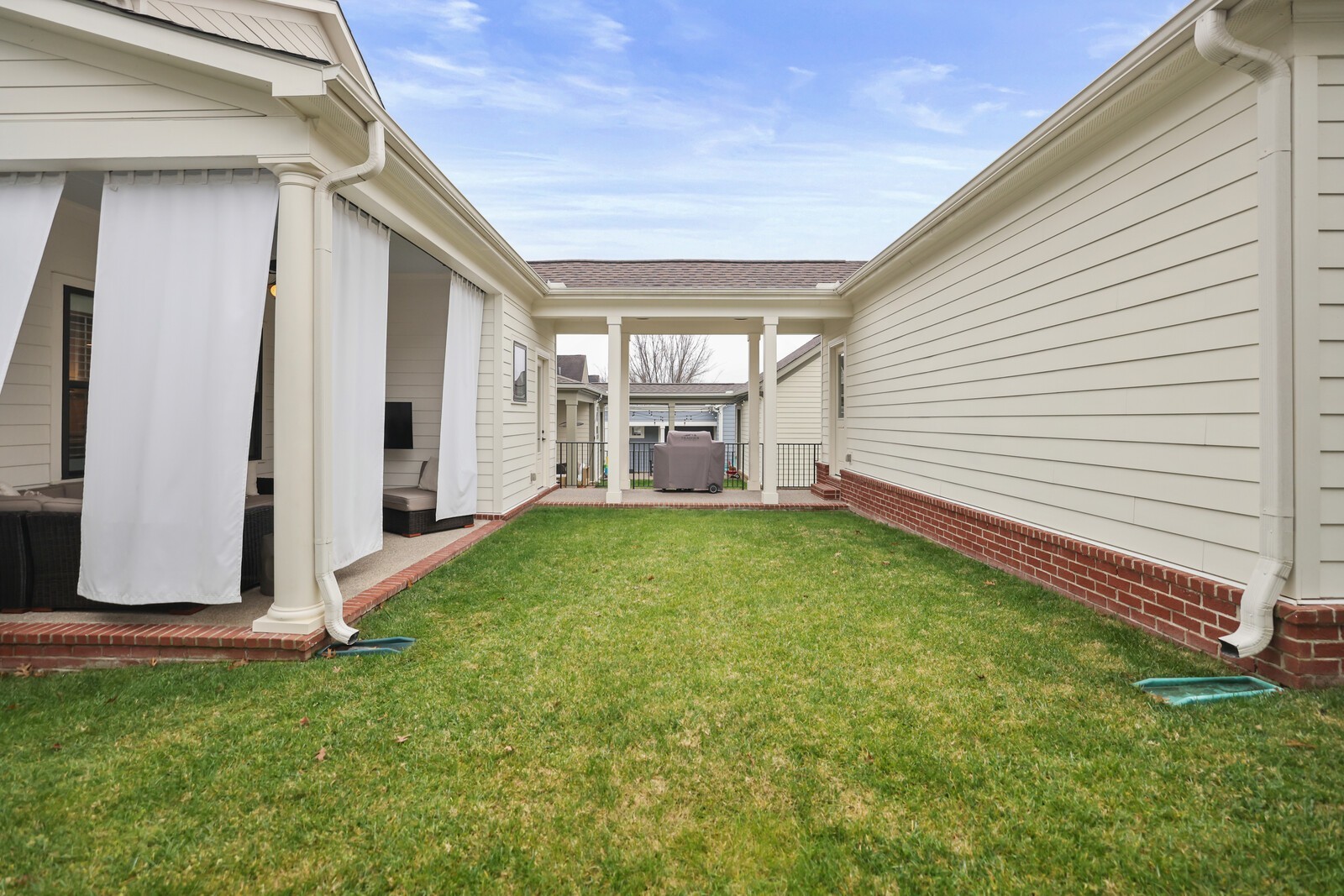 545 Sydenham Dr