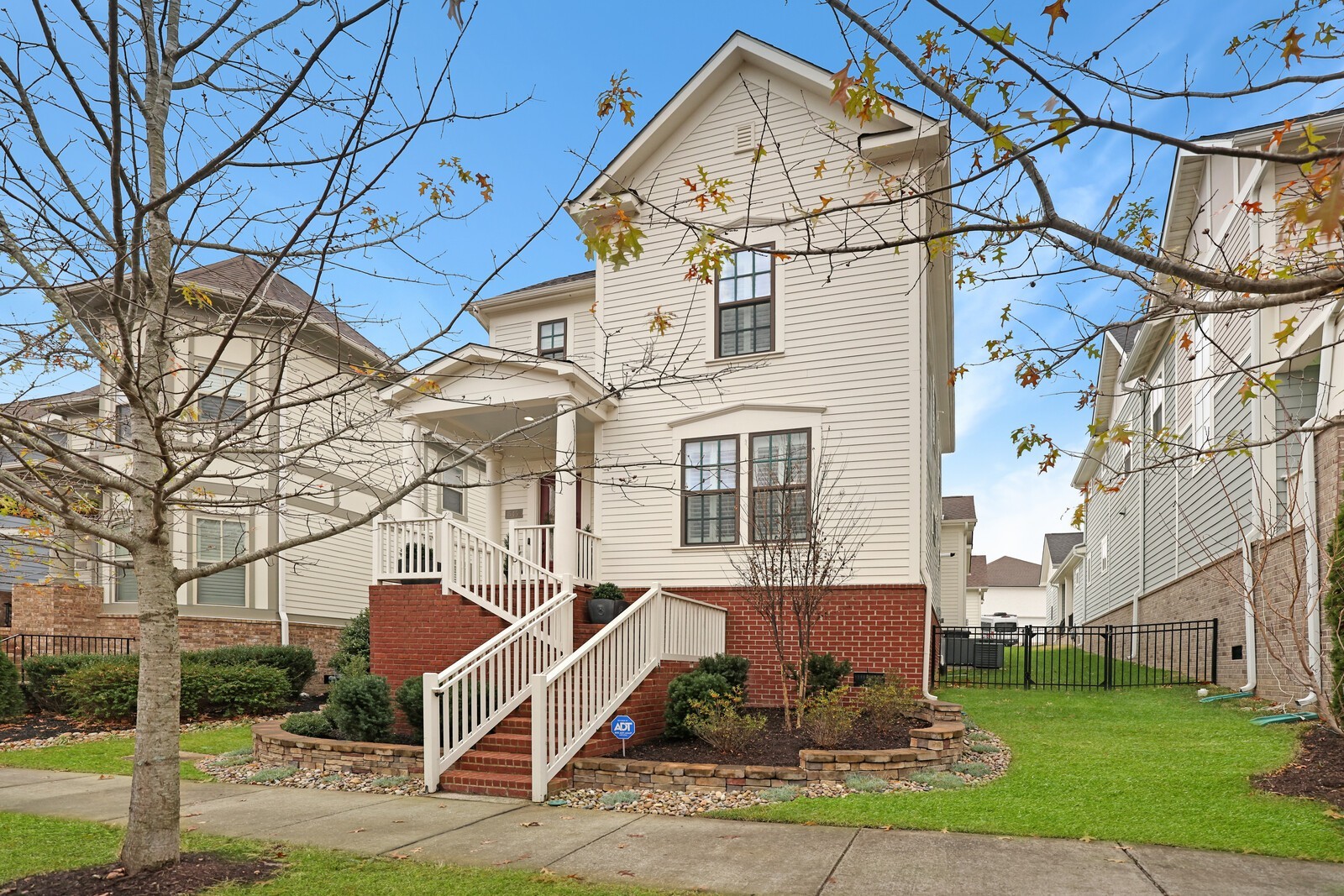 545 Sydenham Dr