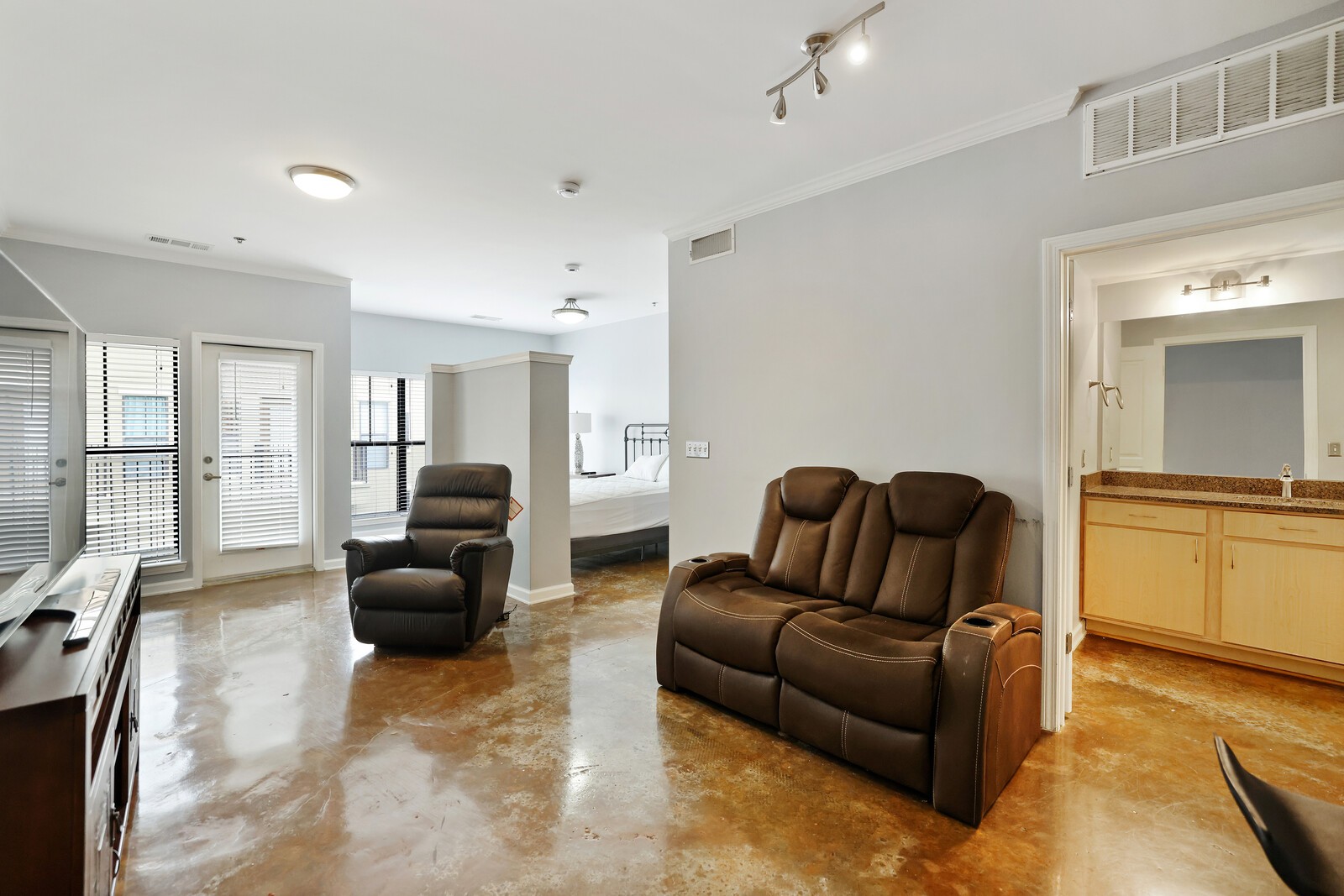 1803 Broadway Unit: 611