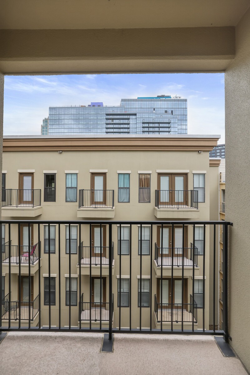 1803 Broadway Unit: 611