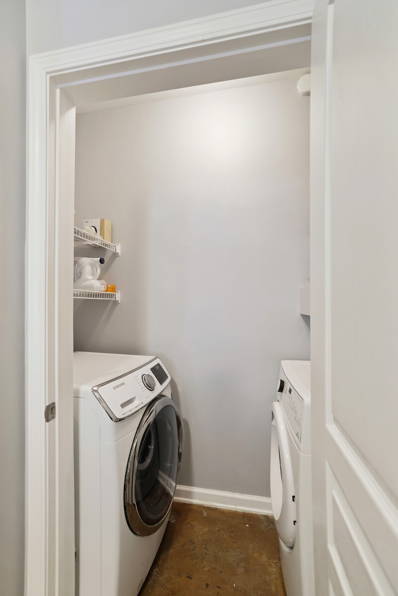 1803 Broadway Unit: 611