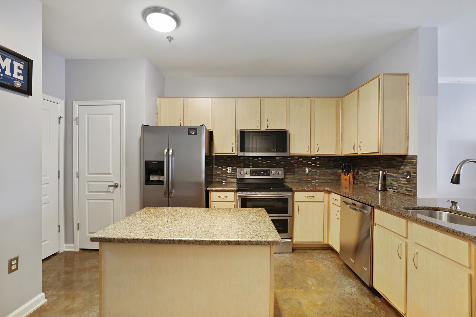 1803 Broadway Unit: 611