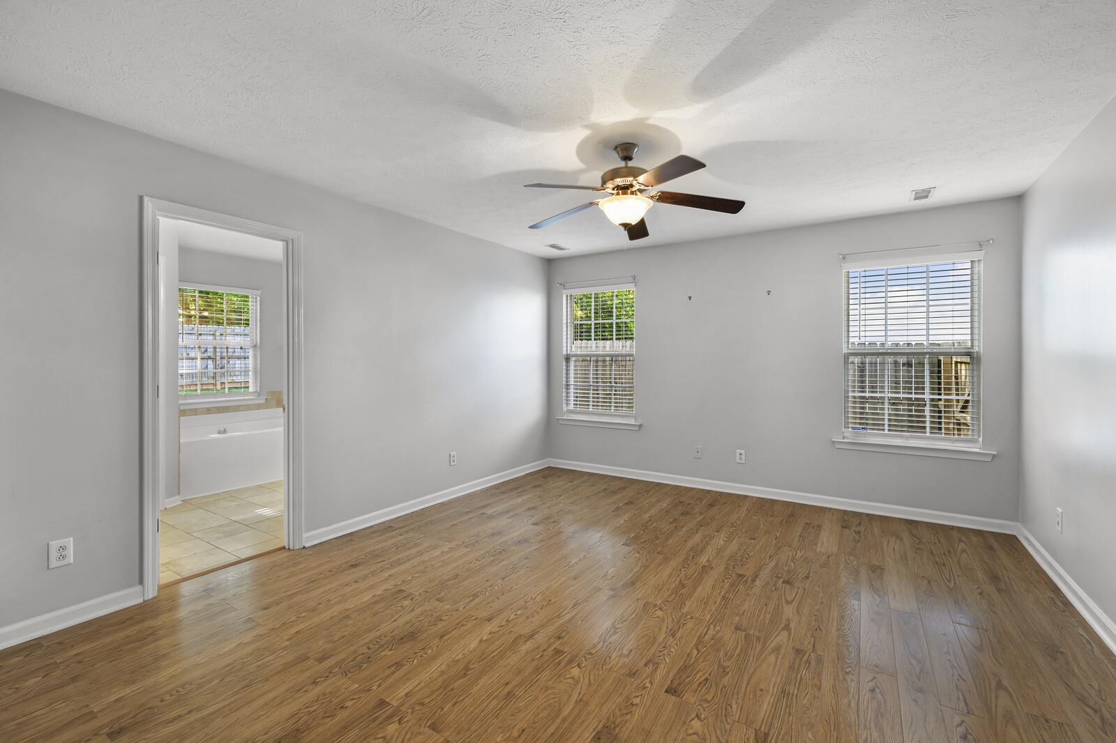 2233 Rosecran Cir