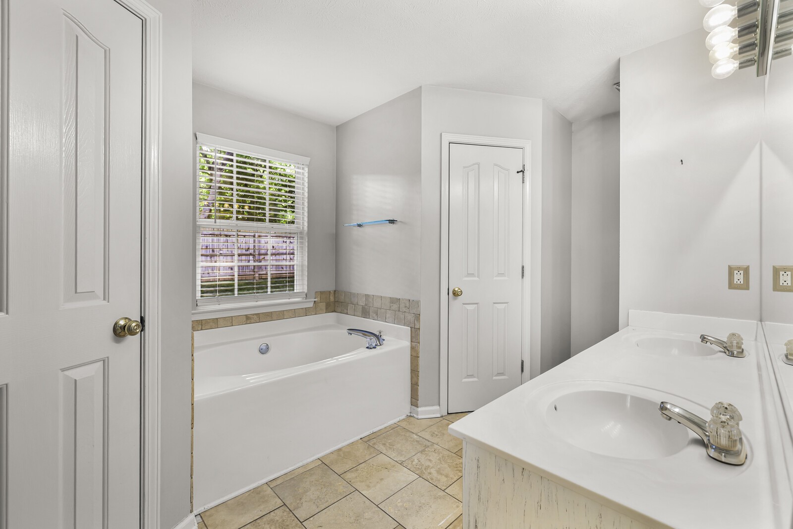 2233 Rosecran Cir