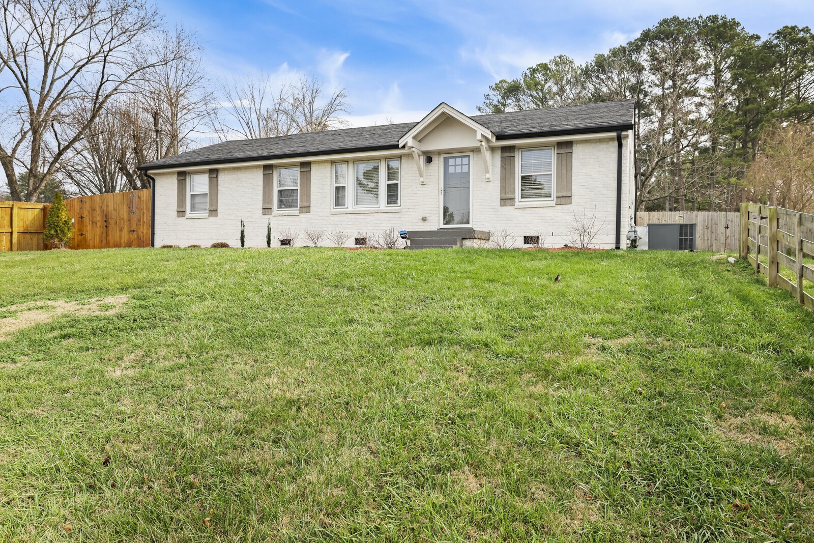 3826 E Ridge Dr