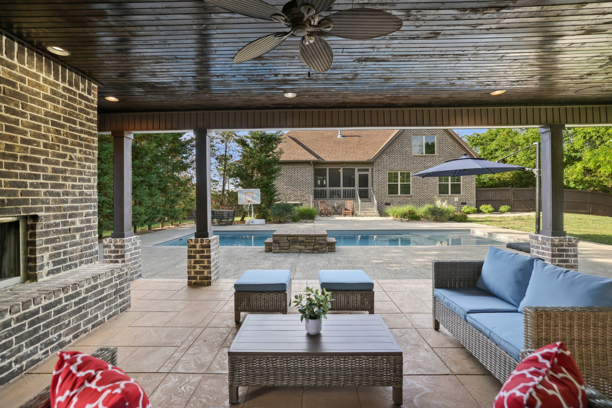 906 Harrisburg Ln
