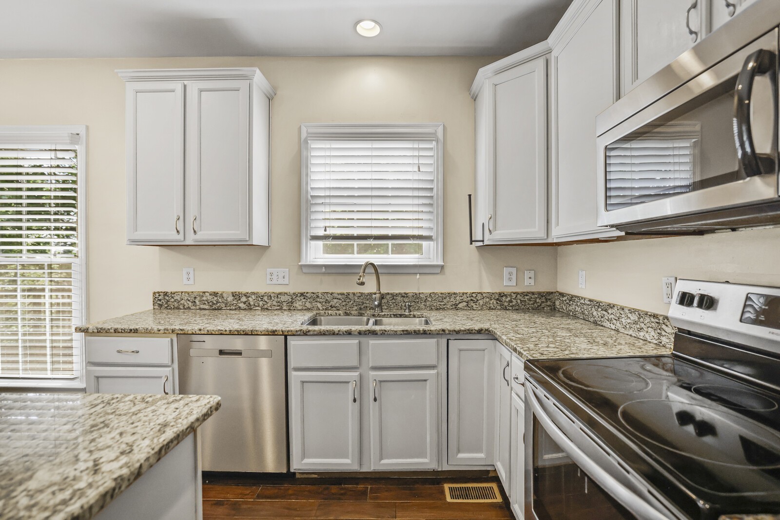 1301 Buckingham Cir