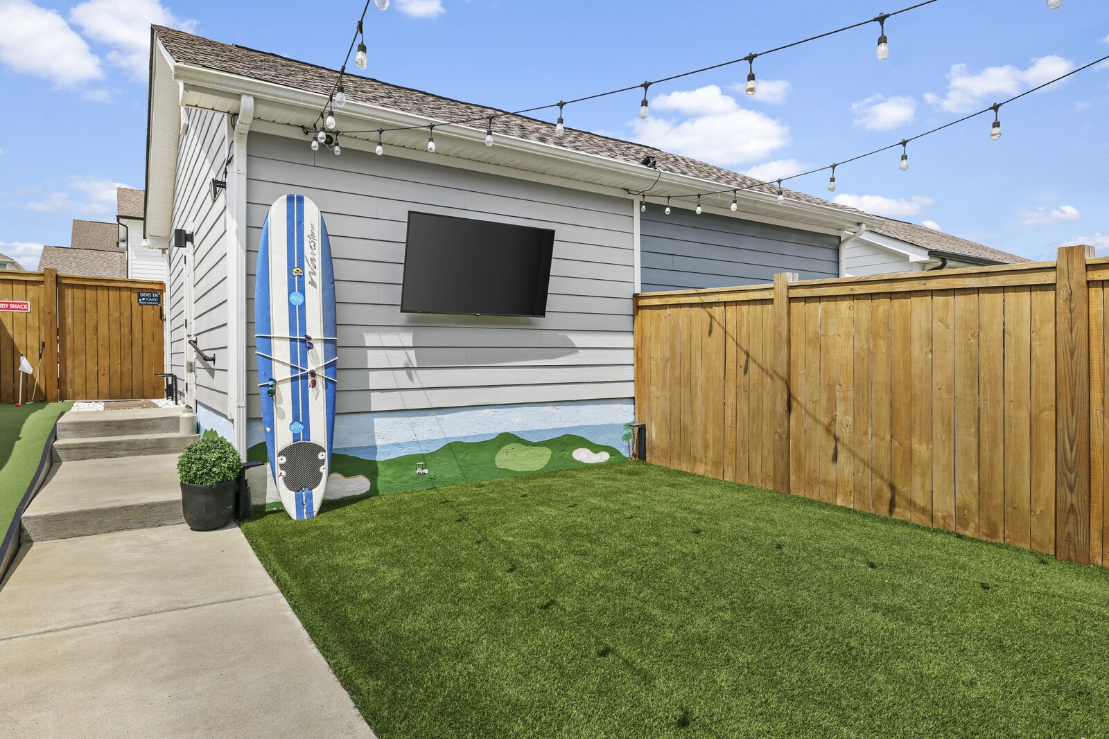 390 Hammock Ln