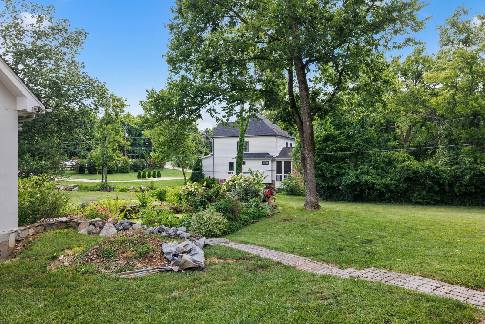 852 Battery Ln