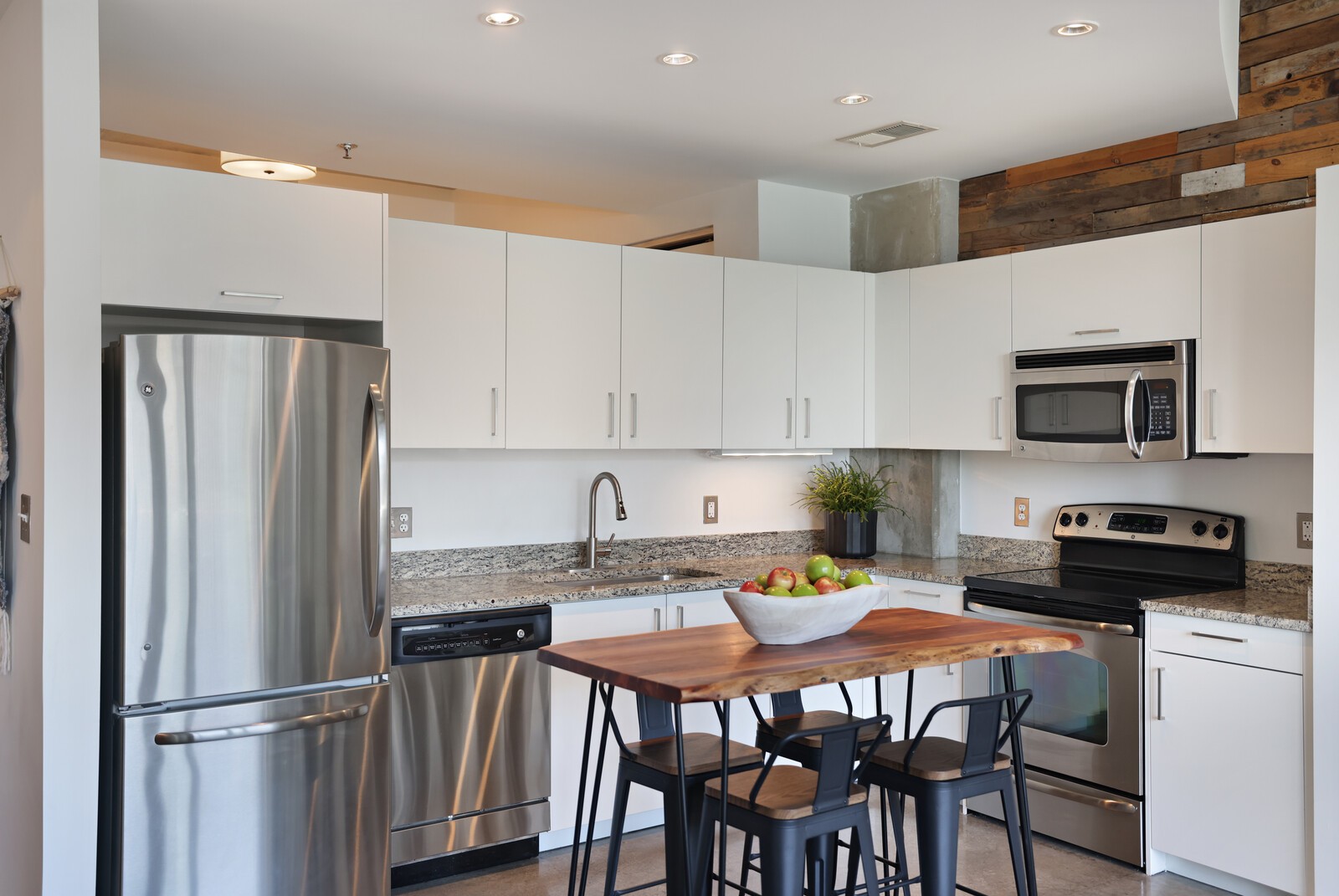 600 12th Ave S Unit: 1706
