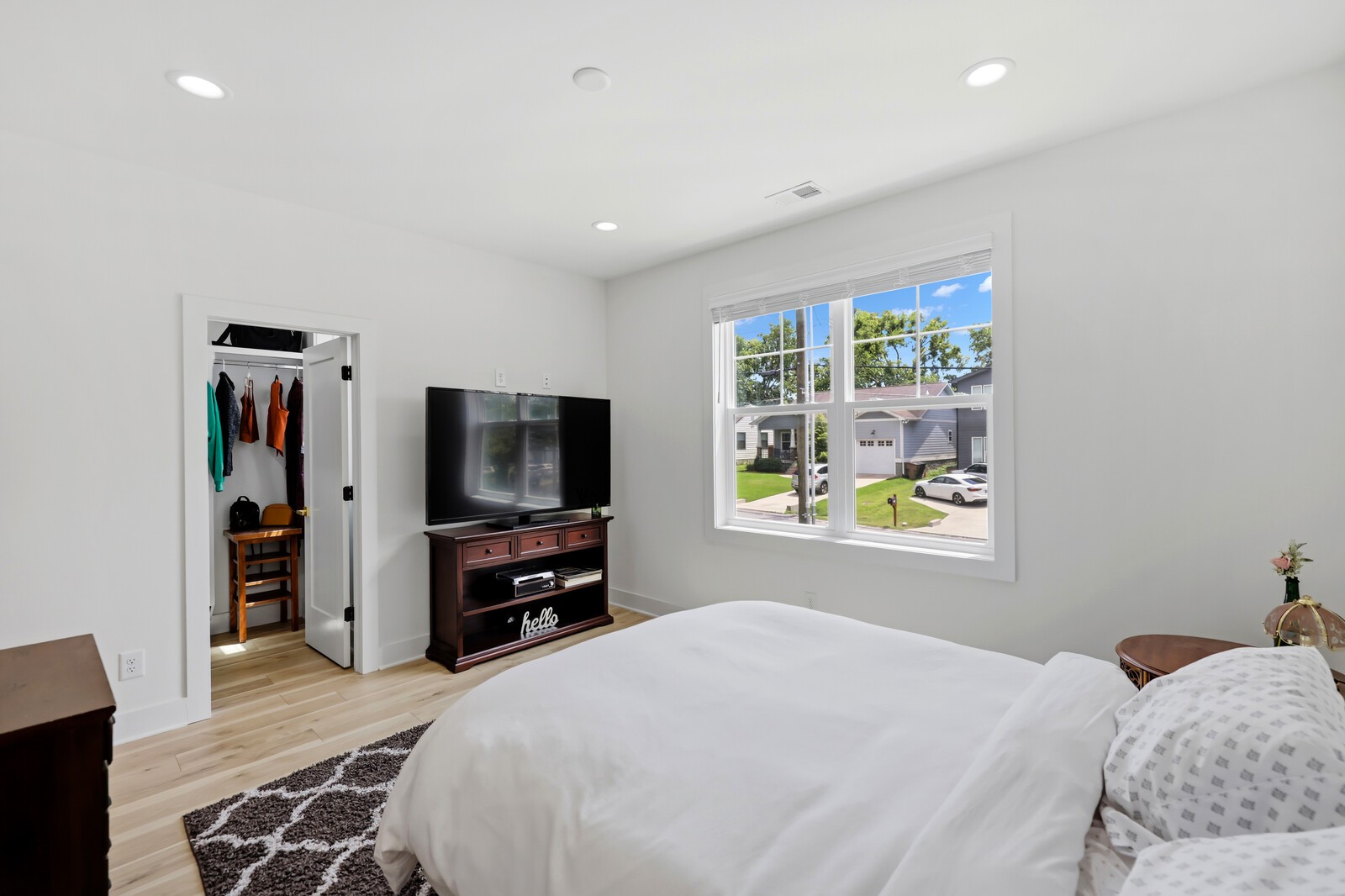 211B Queen Ave