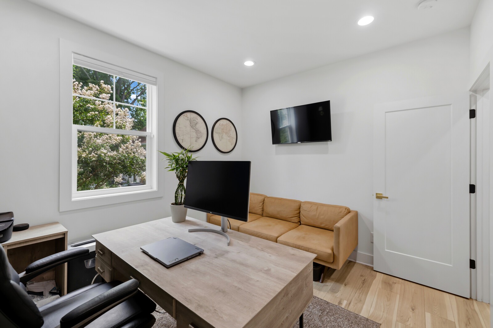 211B Queen Ave