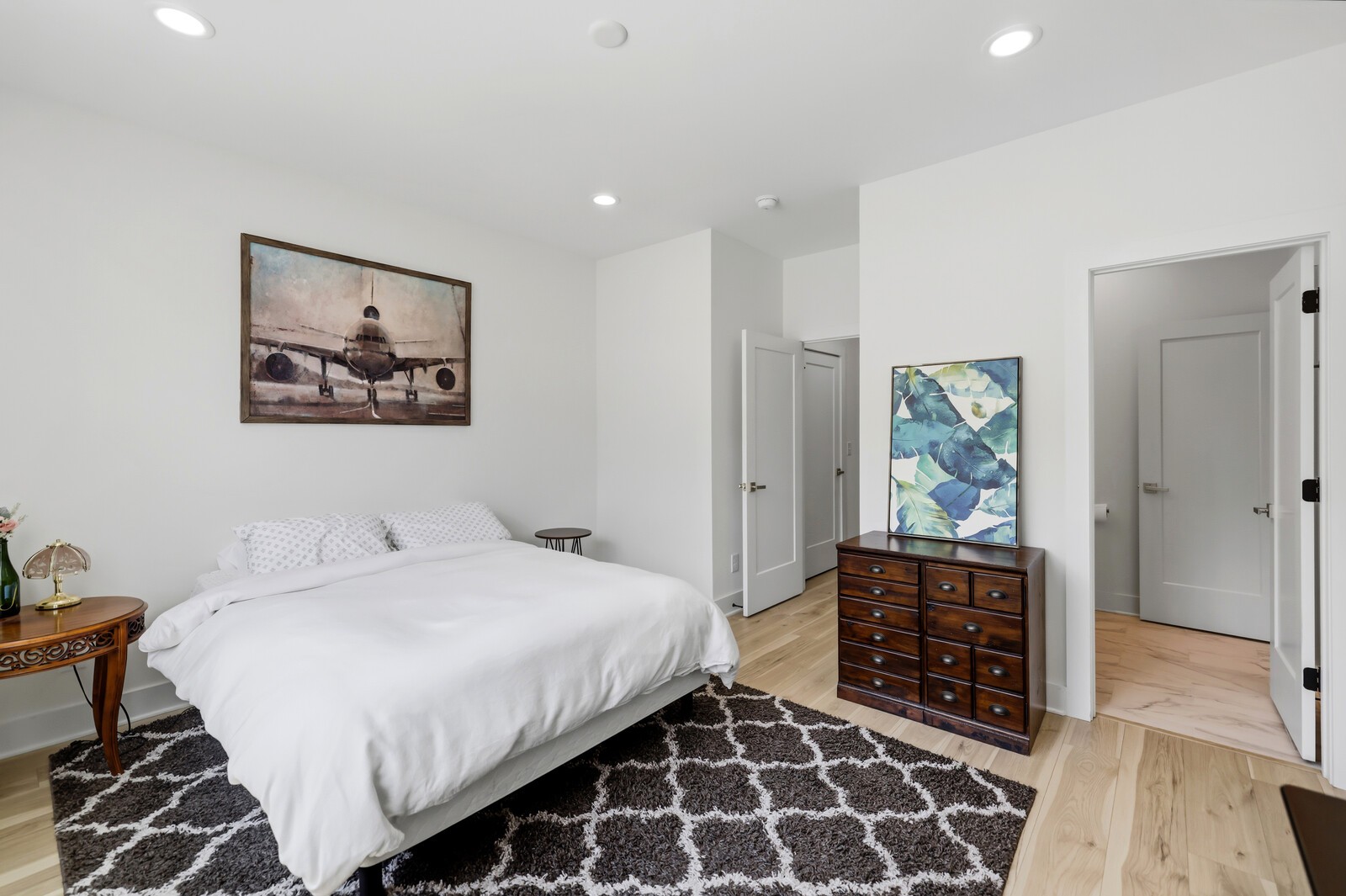 211B Queen Ave