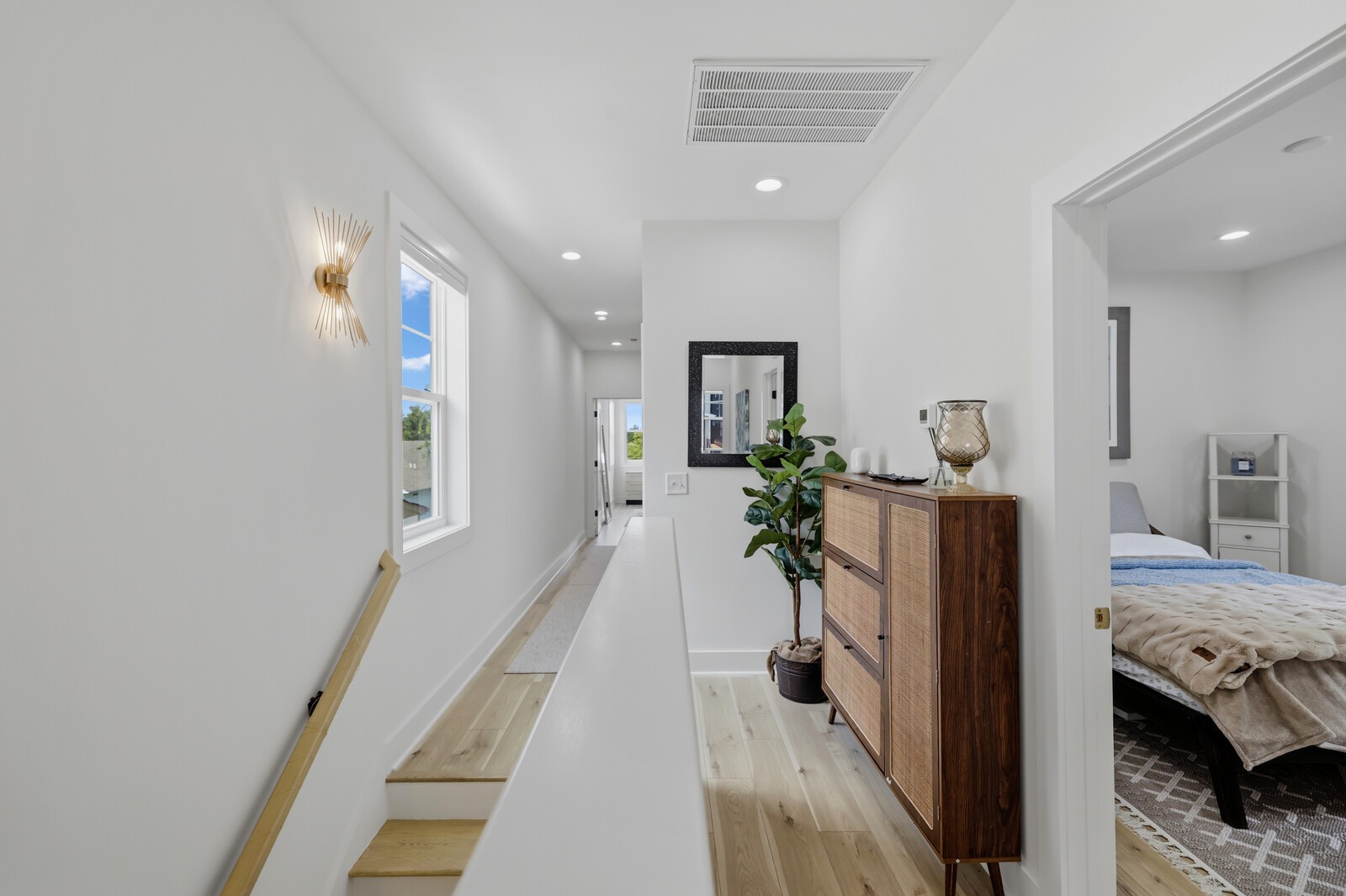 211B Queen Ave