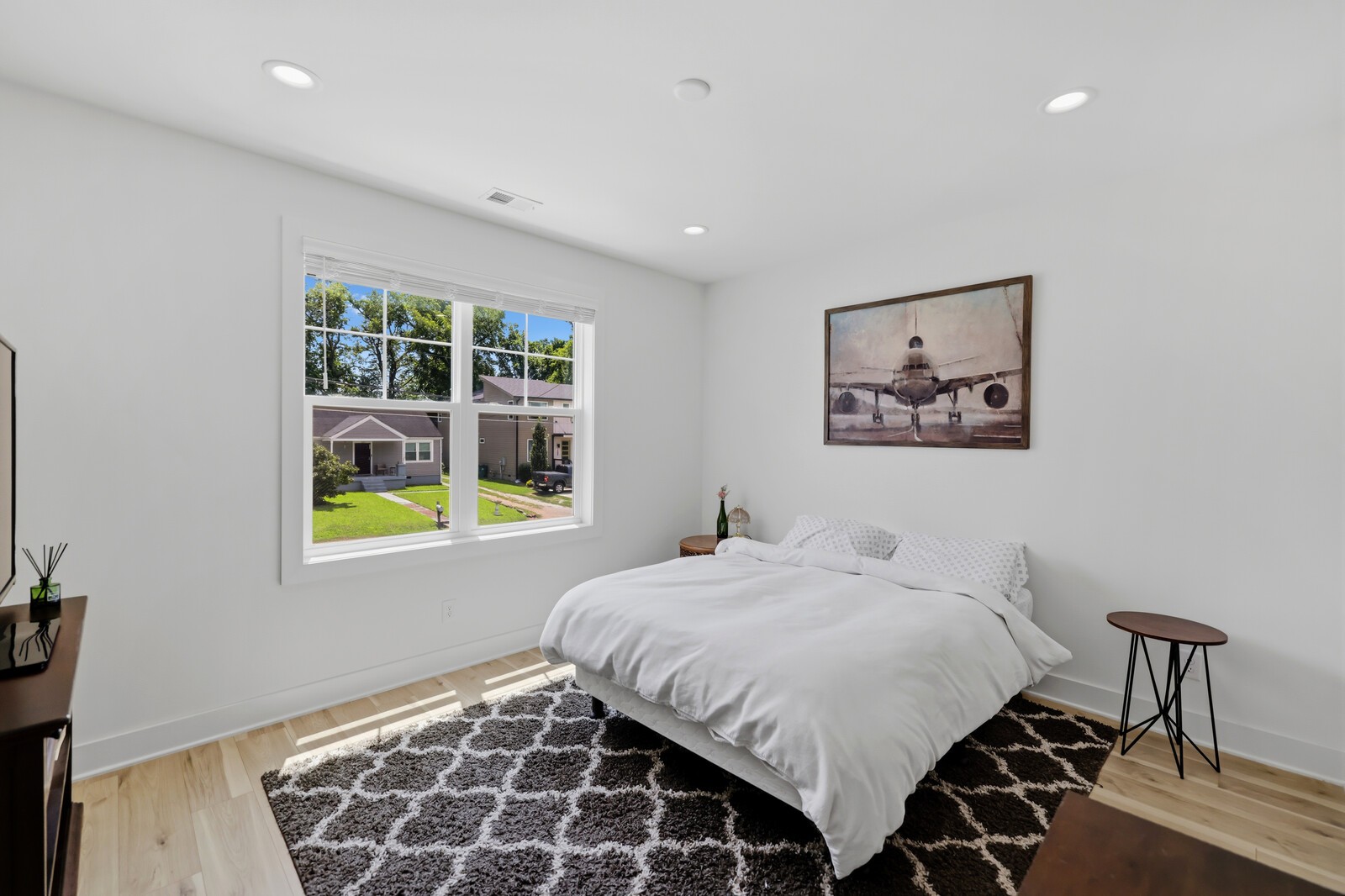 211B Queen Ave