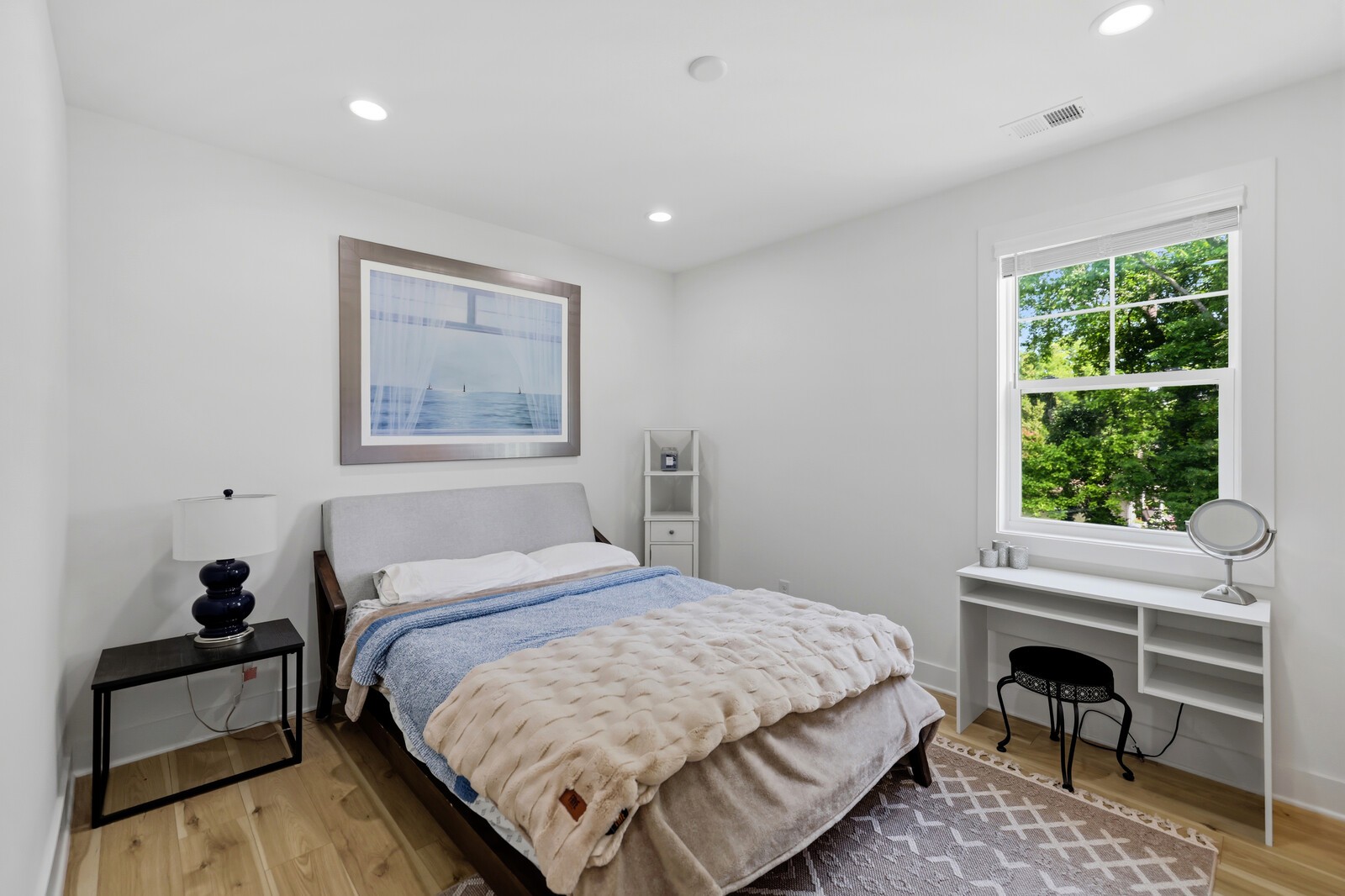 211B Queen Ave