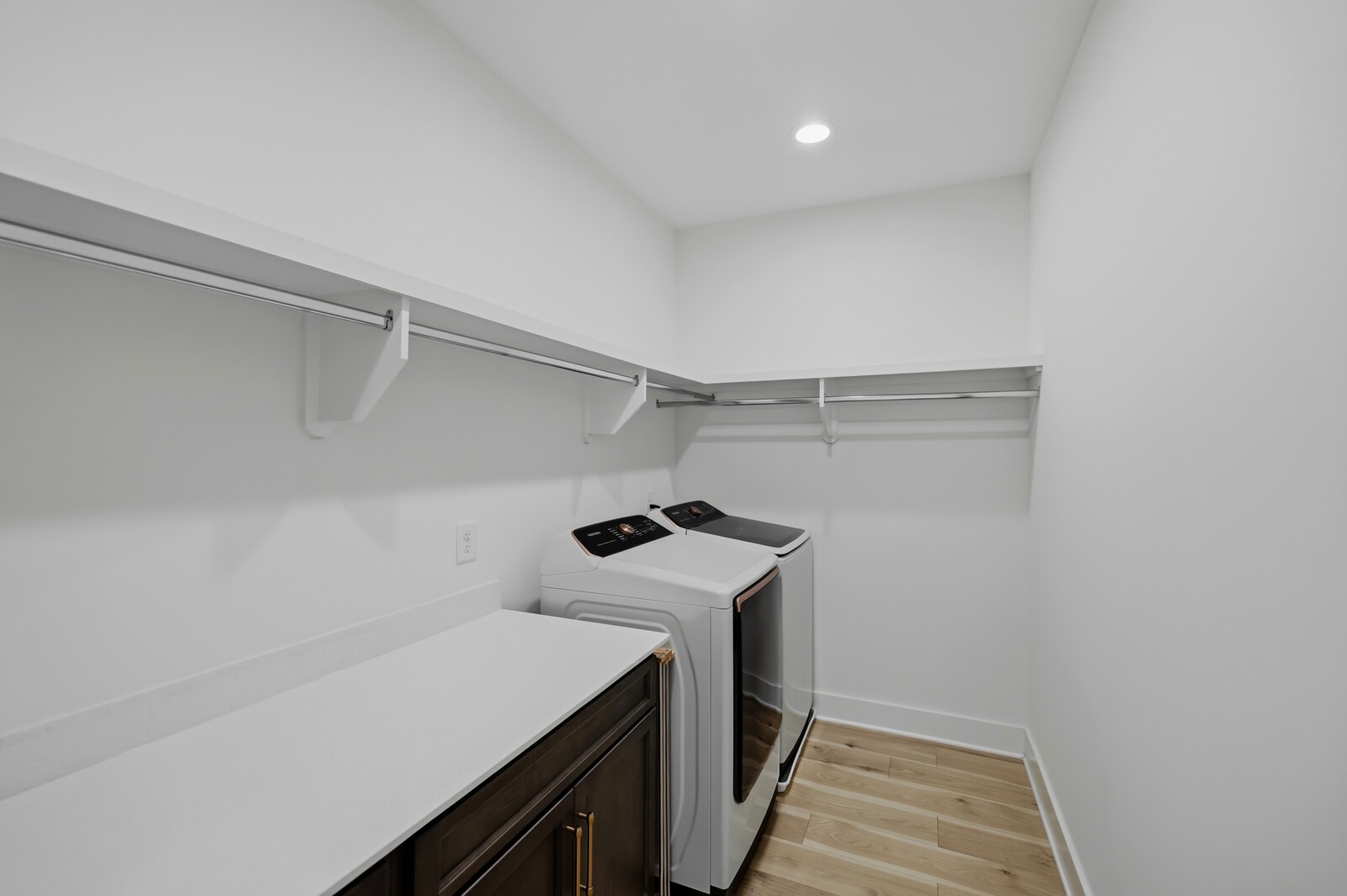 211B Queen Ave