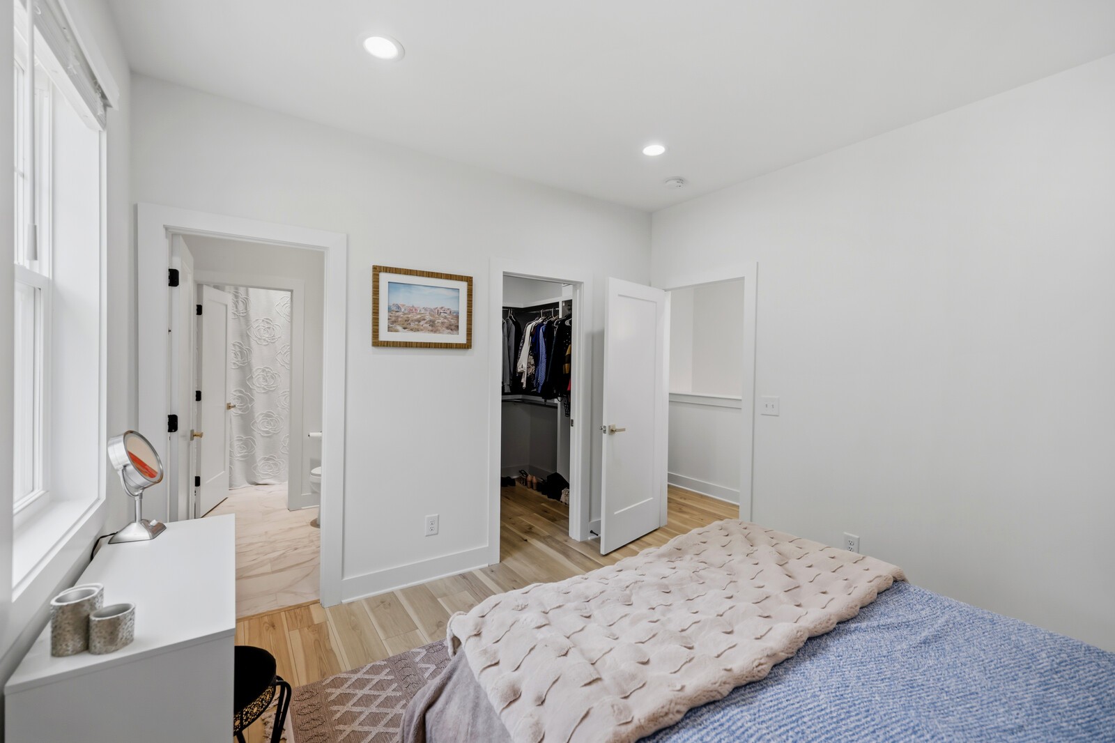 211B Queen Ave