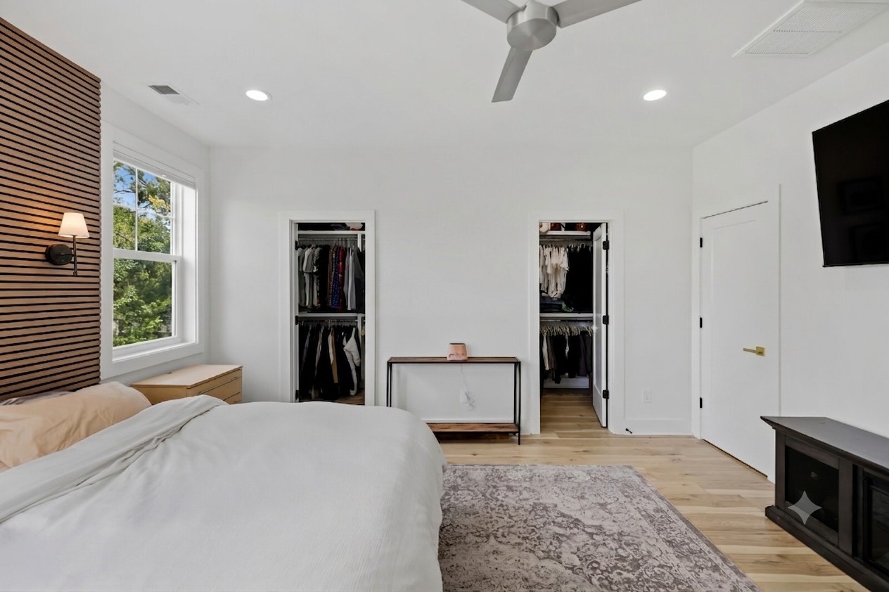 211B Queen Ave