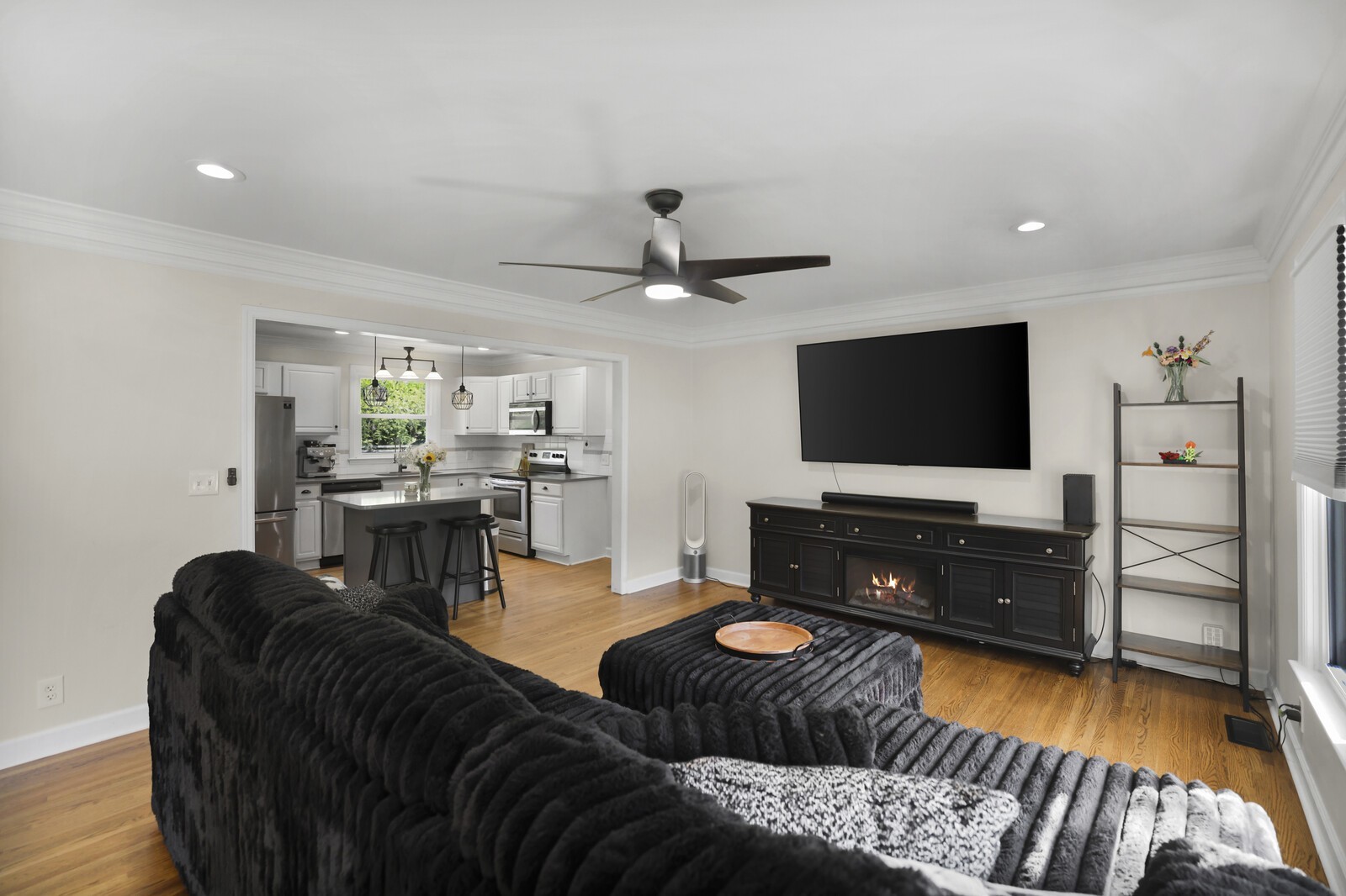 1136 Howell Dr