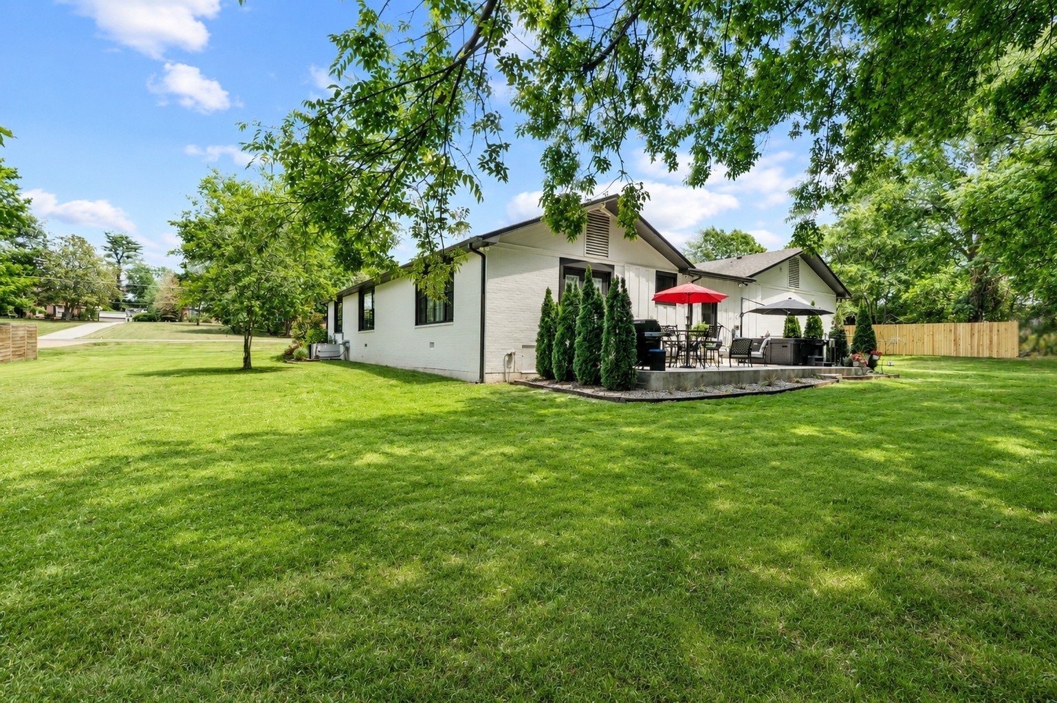 908 Lakeshore Dr