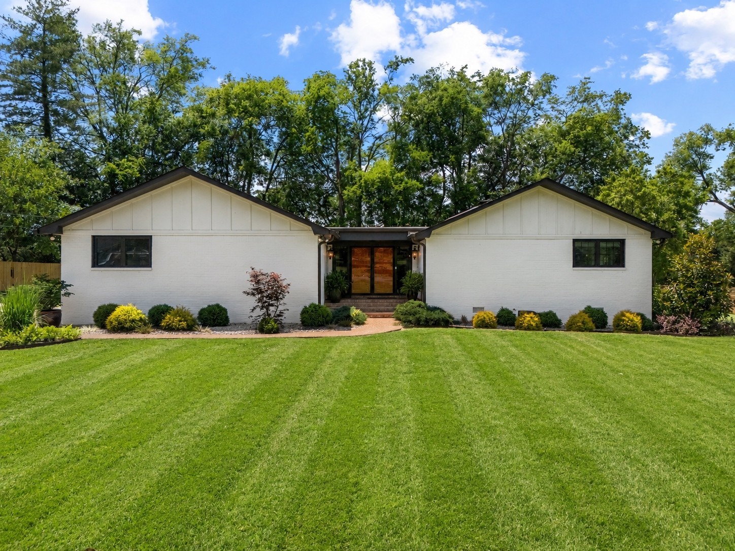 908 Lakeshore Dr