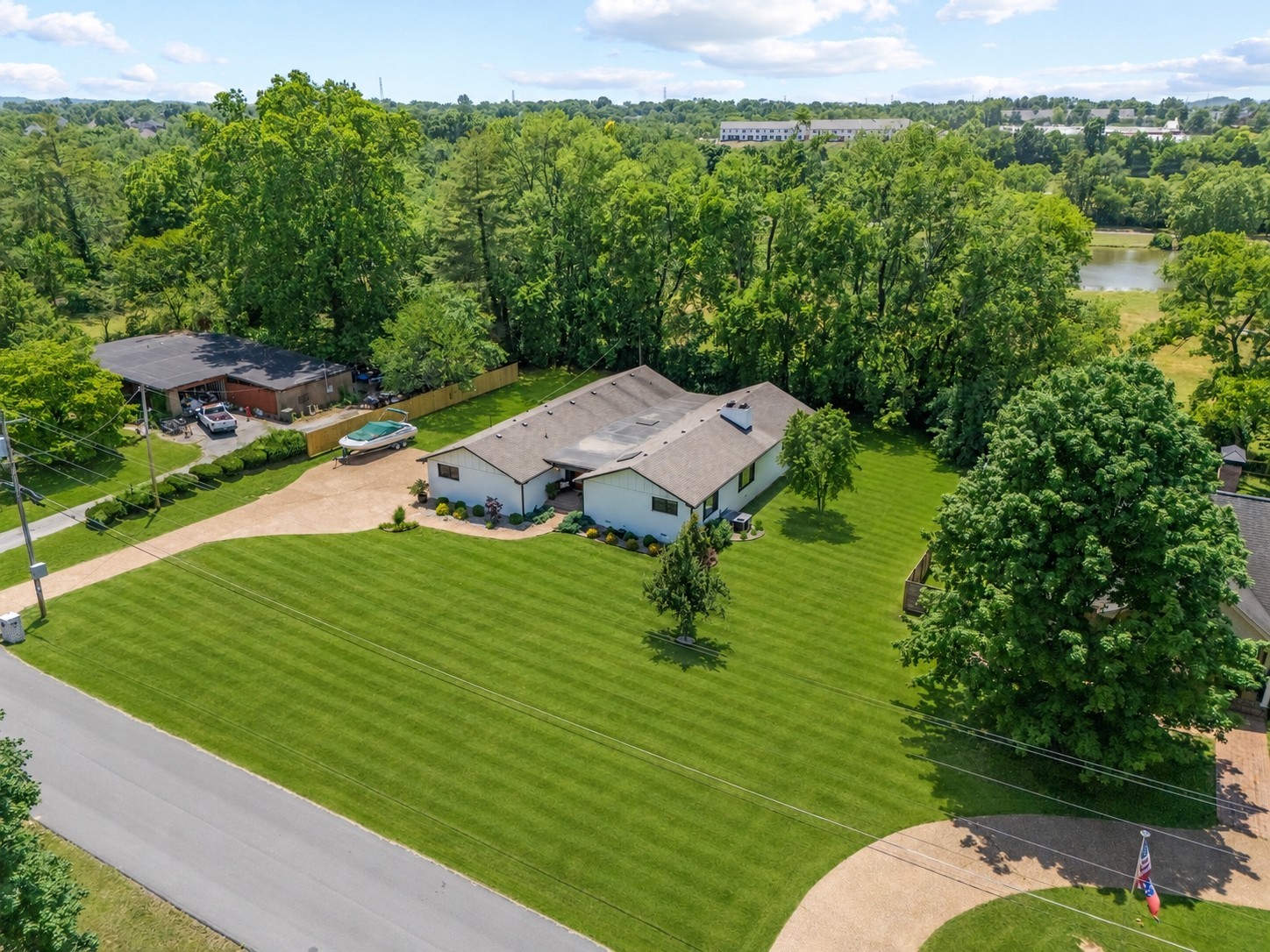 908 Lakeshore Dr