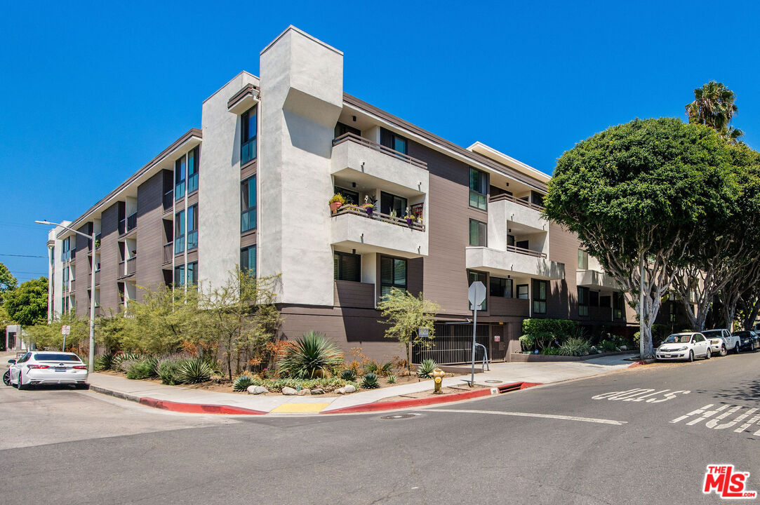 911 N Kings Rd Unit: 211