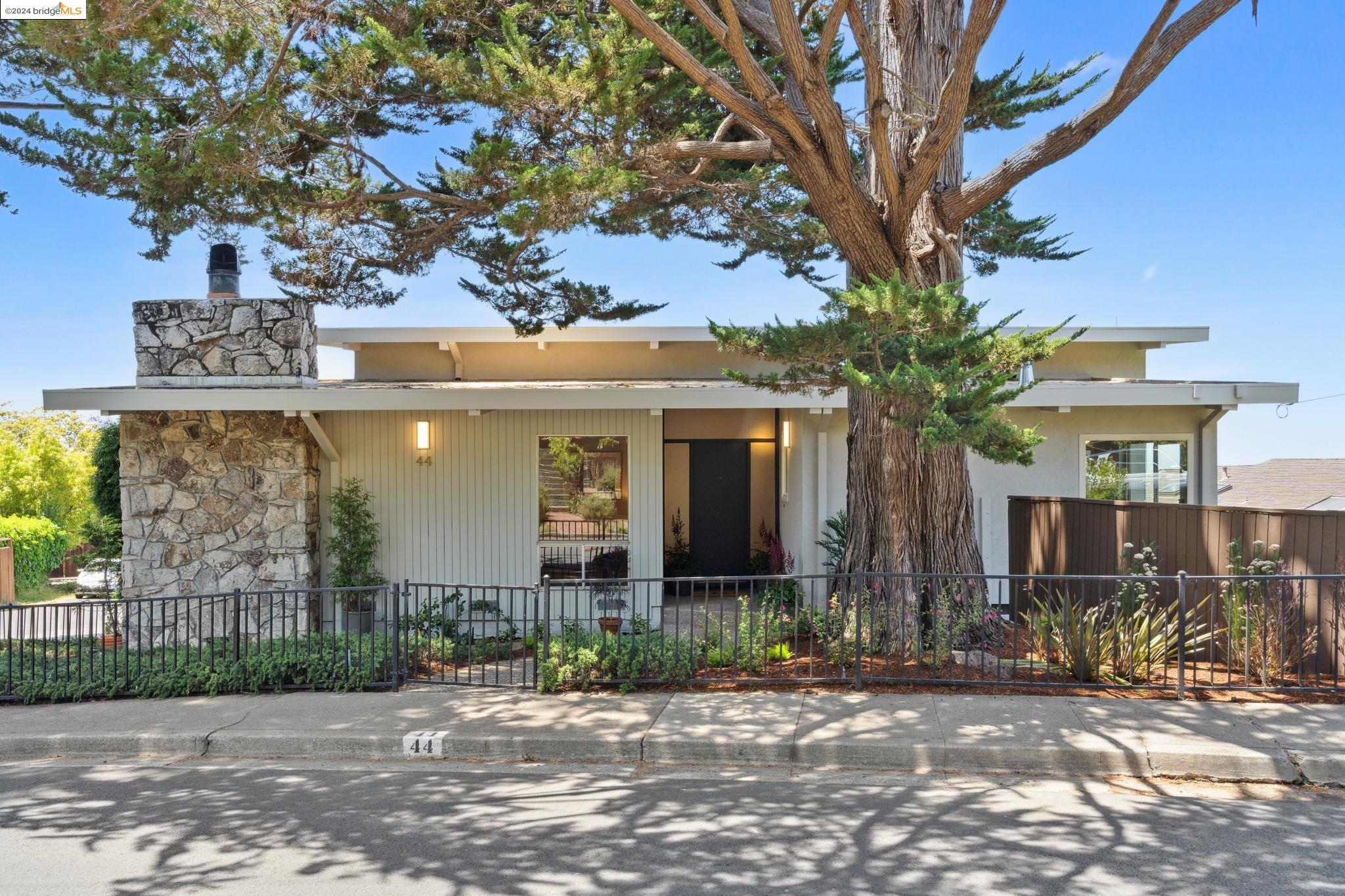 44 Beverly Rd