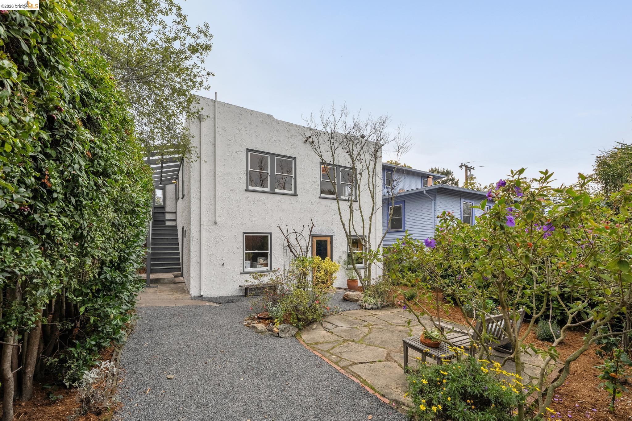 1563 Thousand Oaks Blvd