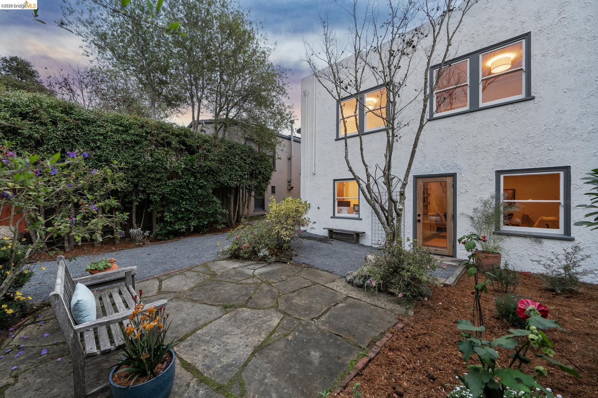 1563 Thousand Oaks Blvd