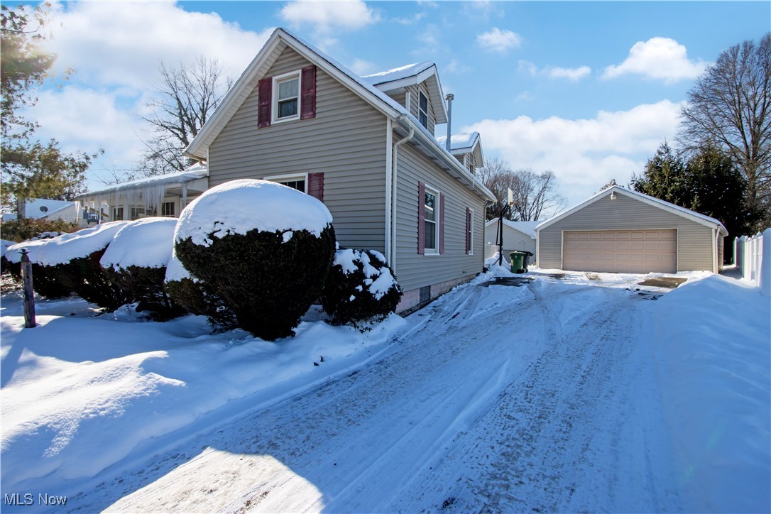435 Locust Street S