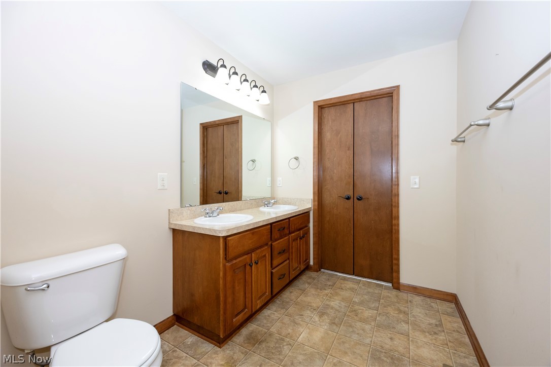 242 Woodbury Circle