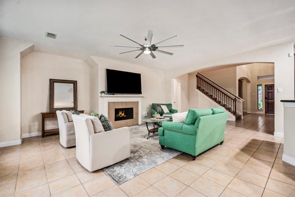 4438 W Maple Drive