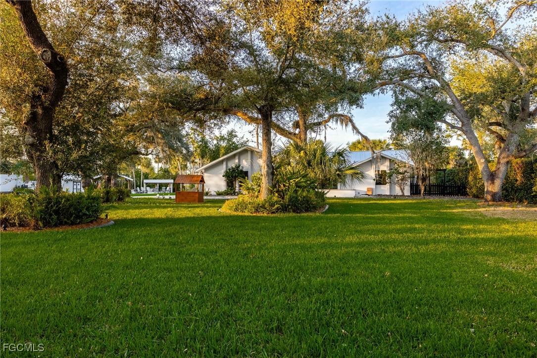15630 Roberts LN